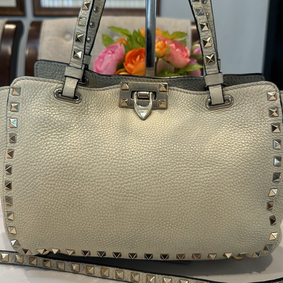 Authentic Valentino Garavani Rockstud pebbled leather bag - Picture 4 of 16